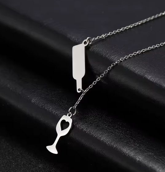 ? - Weinflasche & Glas ? - Weinflasche & Glas