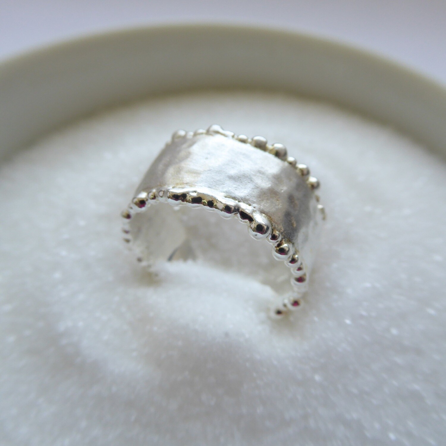 Ring mit seitlichen Silberkügelchen Ring mit seitlichen Silberkügelchen
