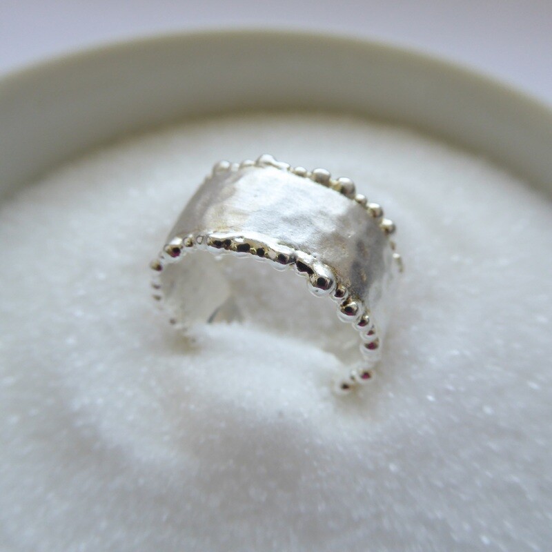 Ring mit seitlichen Silberkügelchen Ring mit seitlichen Silberkügelchen