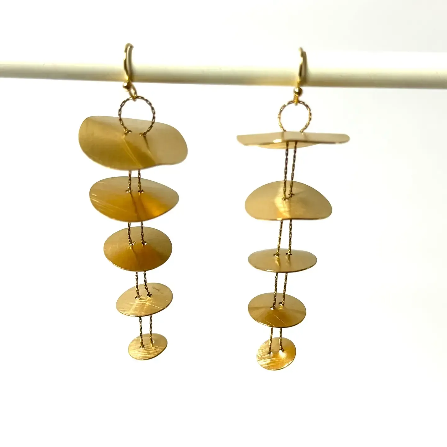 Lucia geometrische Ohrhänger in Mattgold Lucia geometrische Ohrhänger in Mattgold