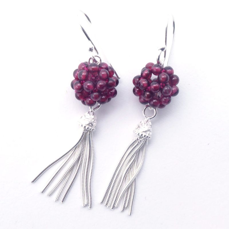 Blickfang Granat und Quaste in Silber Blickfang Granat und Quaste in Silber