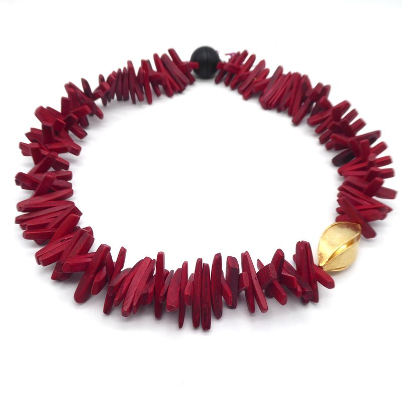 Rouge Absolu – Statementkette aus Holz und vergoldetem Sterling-Silber Rouge Absolu – Statementkette aus Holz und vergoldetem Sterling-Silber