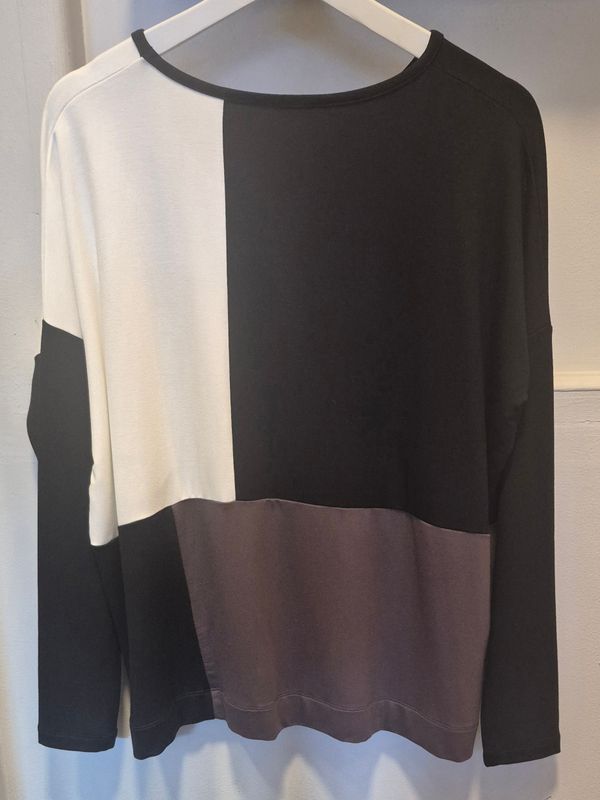 NAYA ROUND NECK BLOCK COLOUR TOP