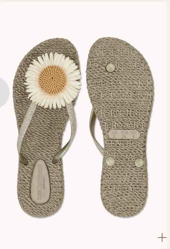 Flip Flops with Flower Design - Ilse Jacobsen