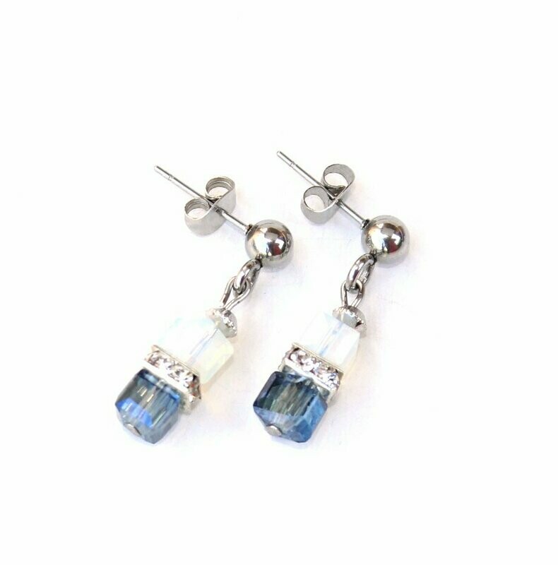 Zarte XS Glaswürfel Ohrstecker "Romance in Blue" Jeansblau & Opal