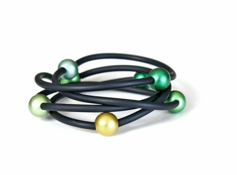 Freches Wickelarmband mit Aluminium Perlen in Peridot Grün