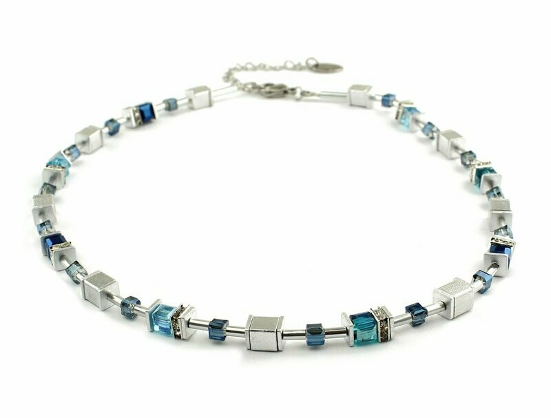 Elegante Würfelkette aus Glaskristall- und Aluminumwürfeln in Aquamarin