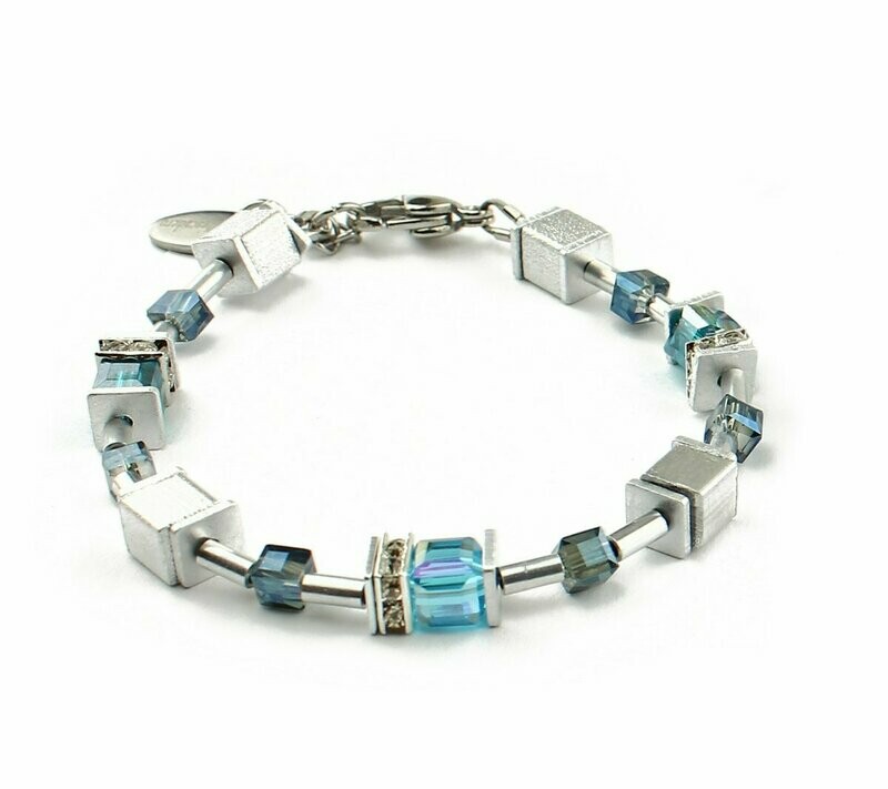 Elegantes Würfelarmband aus Glaskristall- und Aluminumwürfeln in Aquamarin