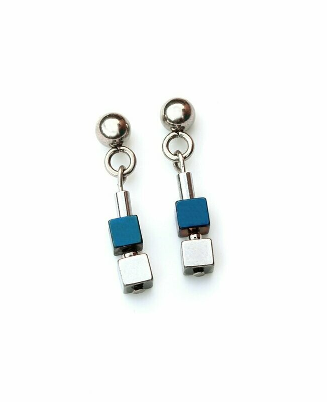 Zierliche Ohrringe aus Edelstahl und Hämatitwürfel in Blau und Silber