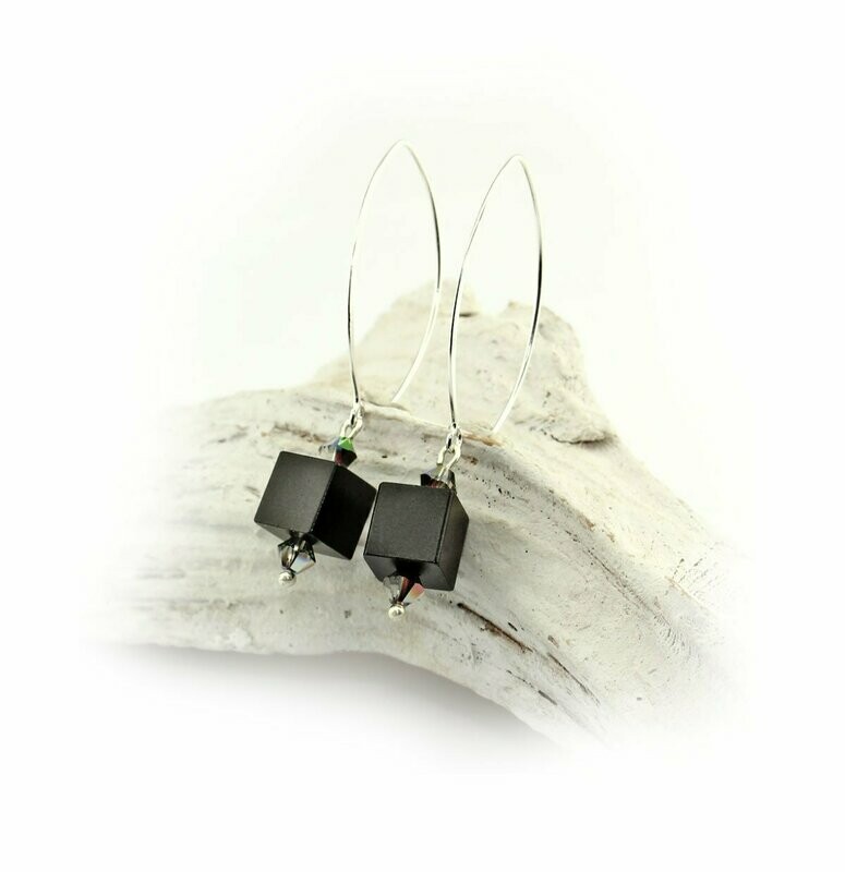 Designer-Ohrhänger "Black Magic"
Aluminium, Silber & Swarovski