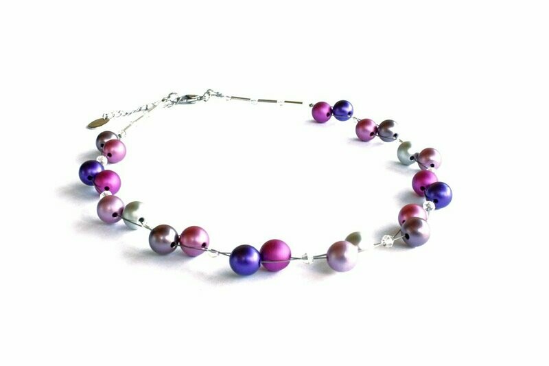 Verspielte Kette aus Aluminiumperlen
& funkelnden Kristallen in Lila & Rosa