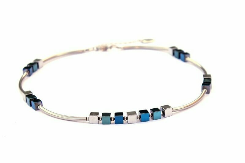 Zartes Collier/Kette aus Edelstahl
und Hämatitwürfel in Blau und Silber