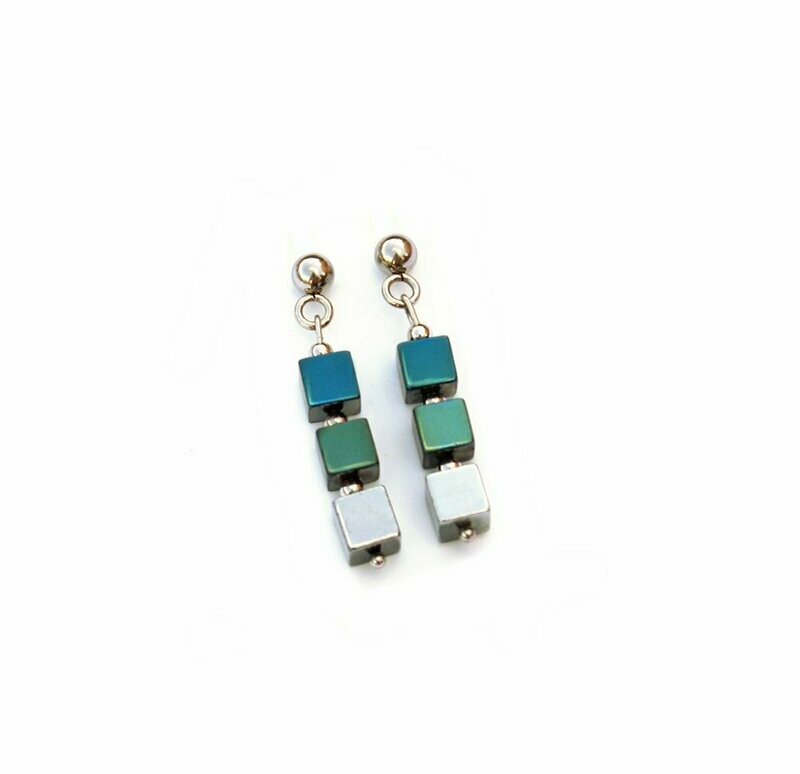 Zarte Ohrringe aus Edelstahl und Hämatitwürfel in Blau, Aqua und Silber