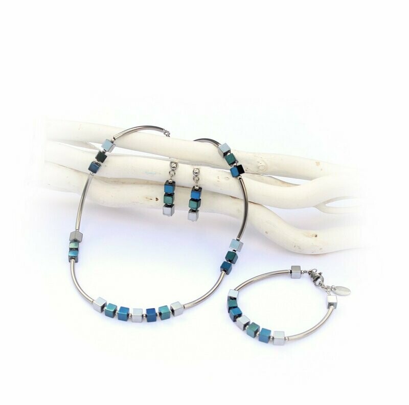 Zartes Schmuckset aus Edelstahl
und Hämatitwürfel in Blau und Silber