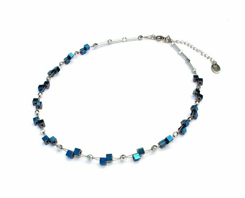 Verspieltes Collier in Blau & Silber mit zarten Würfeln  aus Hämatit