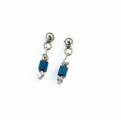 Verspielte Ohrringe in Blau & Silber mit zarten Würfeln aus Hämatit