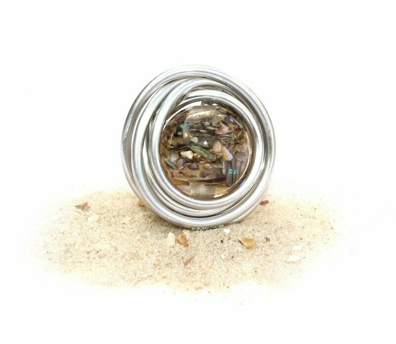 Traumhafter Aluminium Ring mit Perle aus Kunstharz und Muschelsplittern
