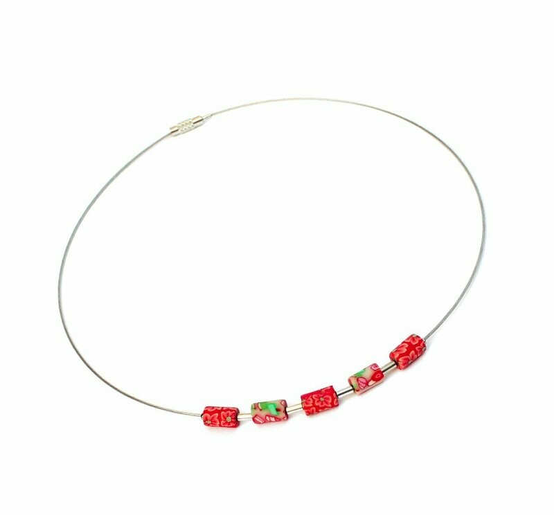 Zarter Halsreif mit romantischen
Fimo-Tuben im Millefiori Stil
