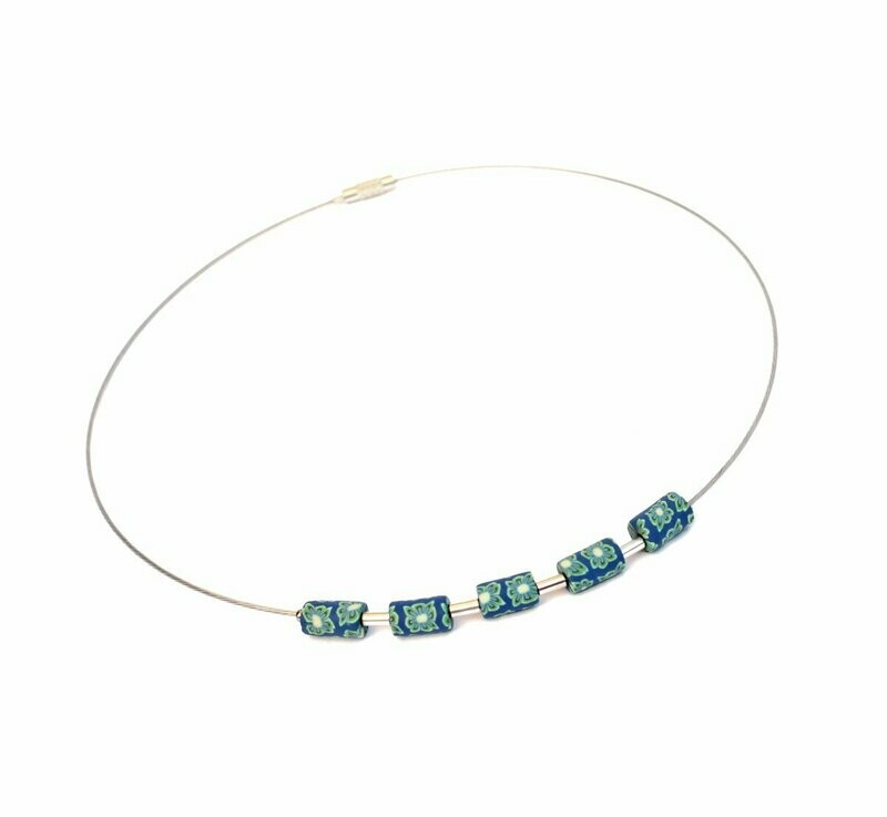 Zarter Halsreif mit verspielten
Fimo-Tuben im Millefiori-Stil