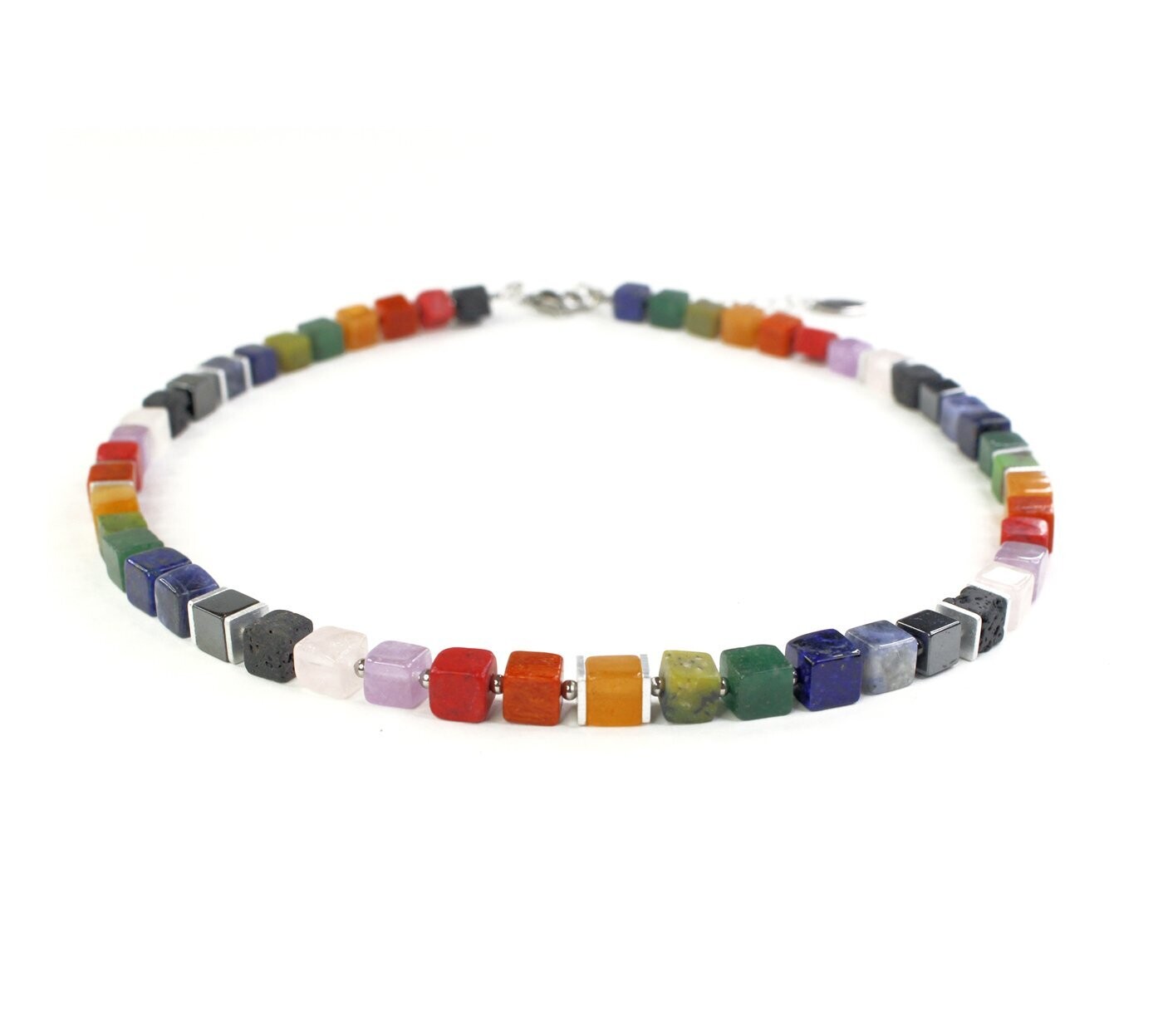 Einzigartige Würfelkette Regenbogen aus Natursteinen