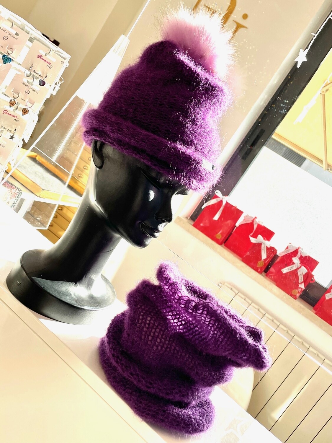 Cappello in Lana Mohair colore viola doppio strato con pon pon rosa ,  realizzato artigianalmente.
