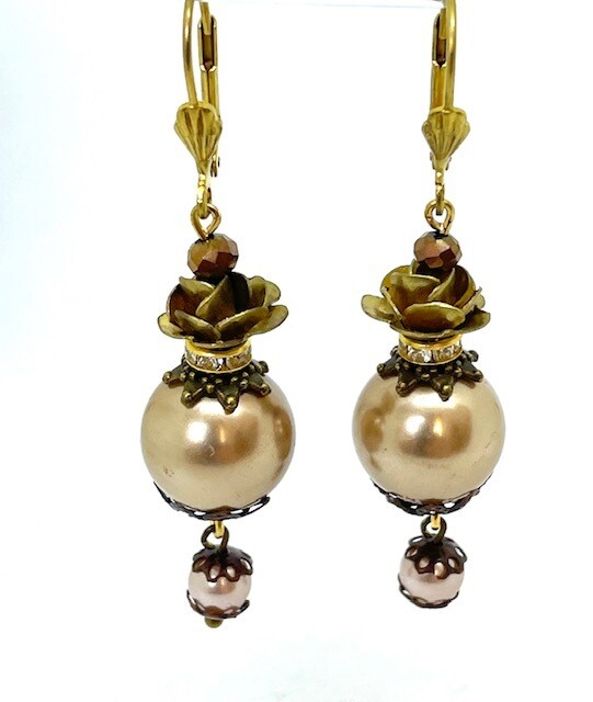 Orecchino vintage pendente con perla colore écru, rosellina e monachella a scatto in ottone anticato.