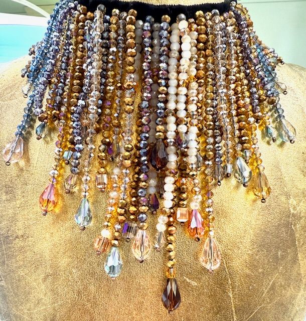 ​Collana girocollo collarino con cascata di cristalli tondi e a goccia  sfaccettato, multicolor,