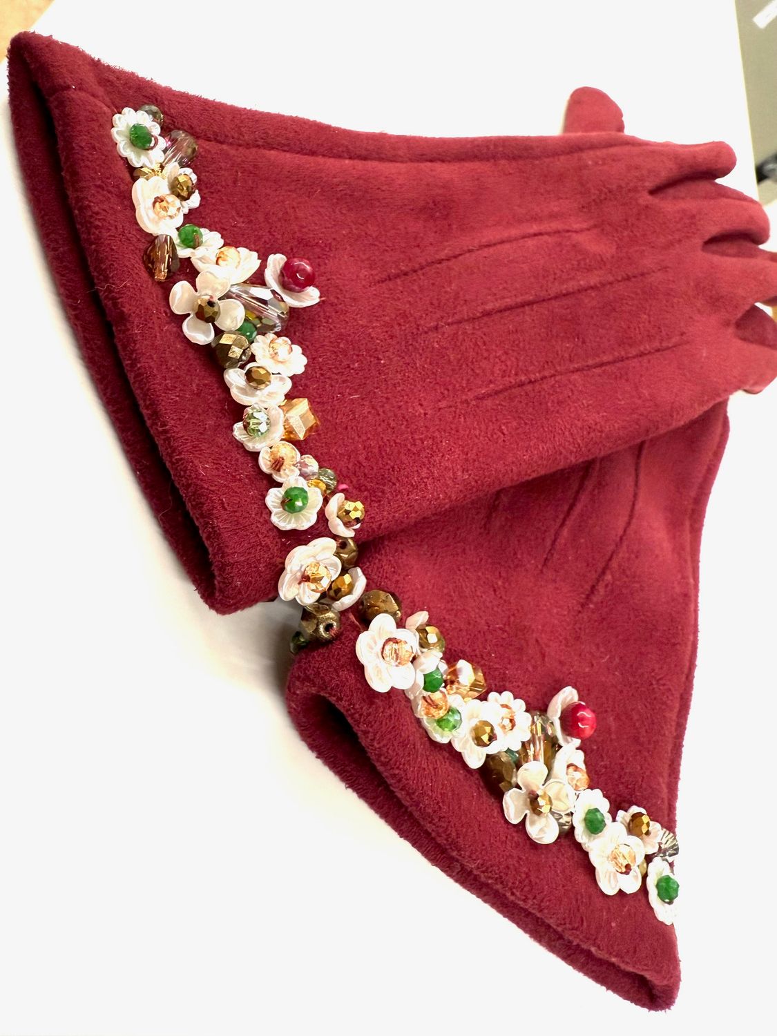 Guanti taglia unica ricamati a mano con fiori e cristalli.