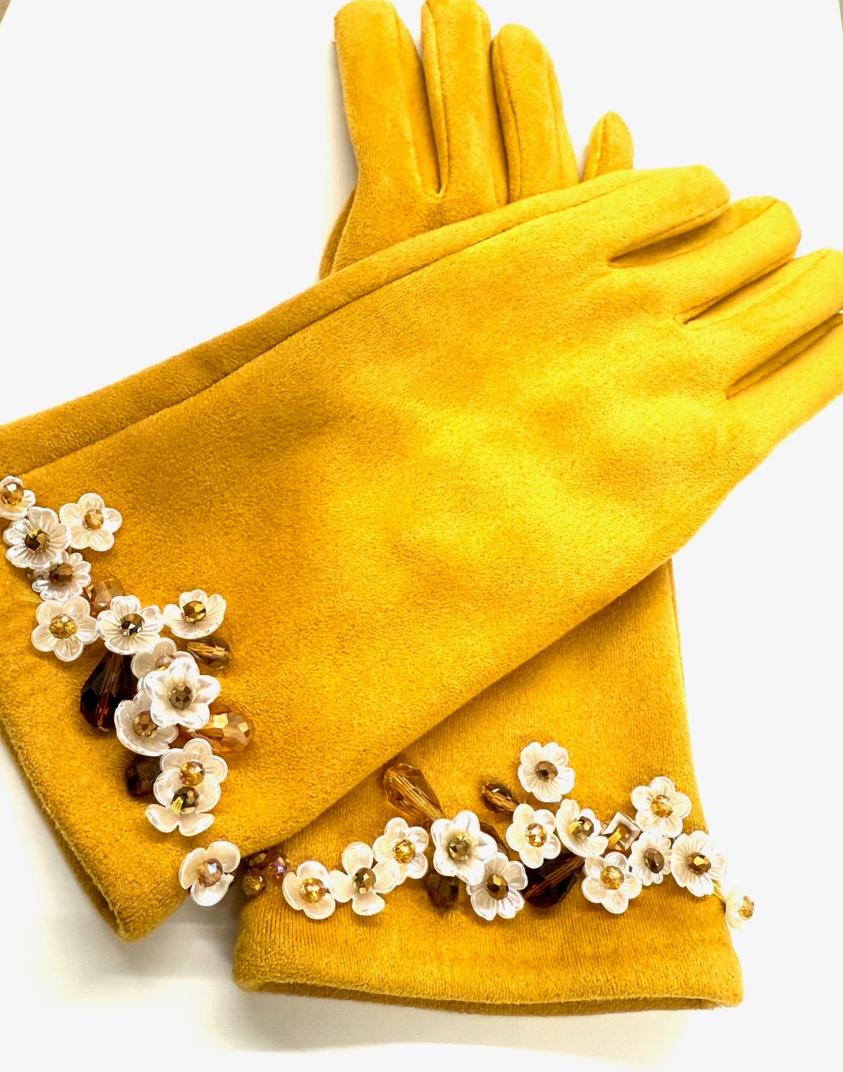 Guanti taglia unica ricamati a mano con fiori e cristalli.