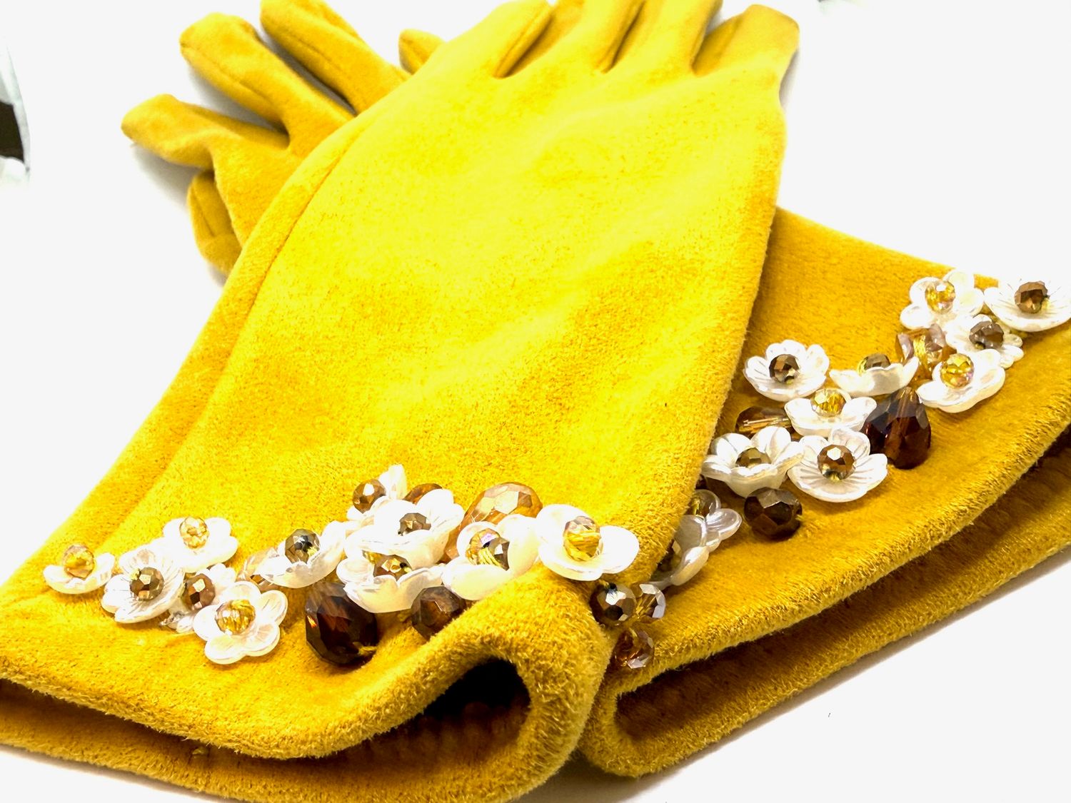 Guanti taglia unica ricamati a mano con fiori e cristalli.