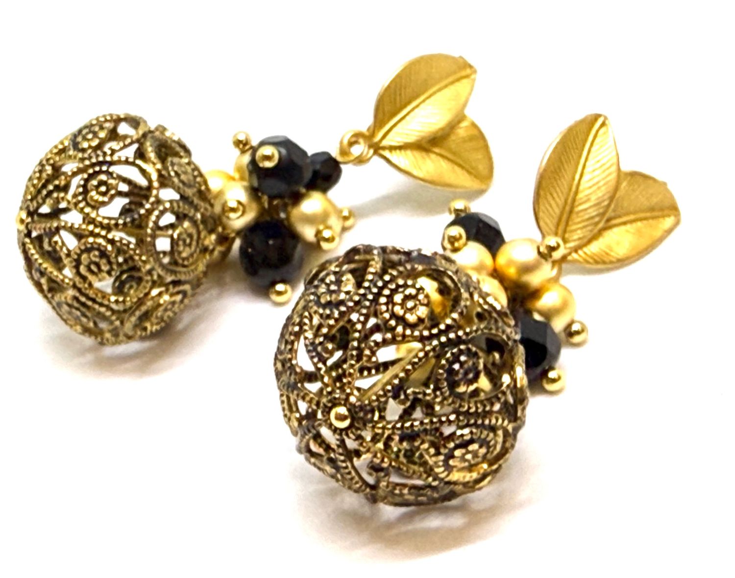 Orecchino pendente vintage boulle anticata cristalli neri e oro satinati