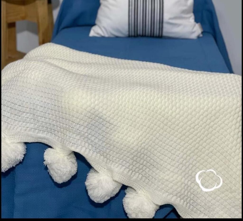 Cobertor Acrílico Con Borlas 120X180 Cm 1Kg Blanco