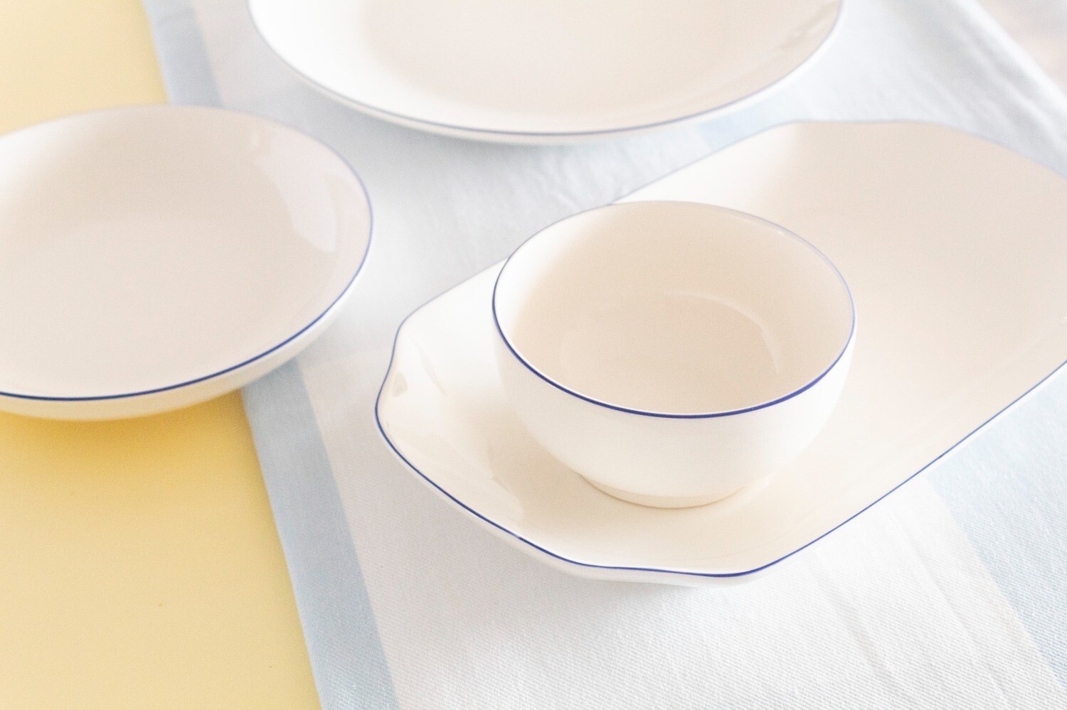 Bowl Liso de Porcelana color Blanco con borde Azul Marino 4.5"