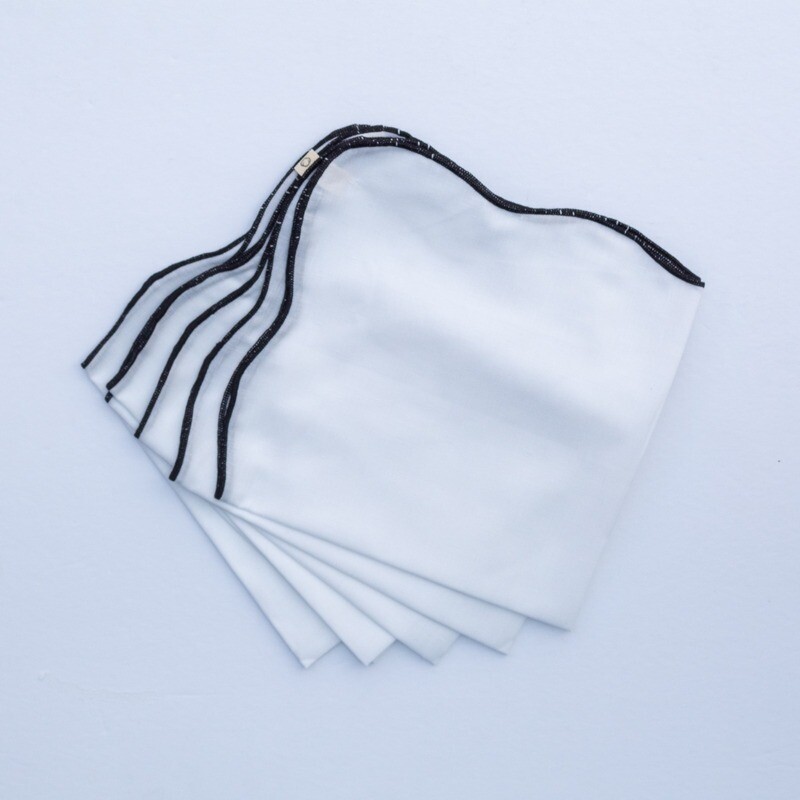 Set de 6 servilletas de Dacron Blanco Orilla Ondulada
