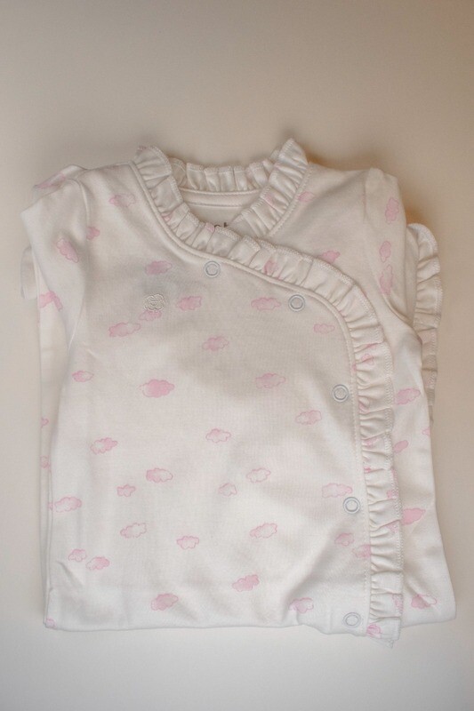 Enterizo p/bebé 170gr con ruffle interlook 50/1 estampado nube rosada &quot;peruvian cotton&quot;