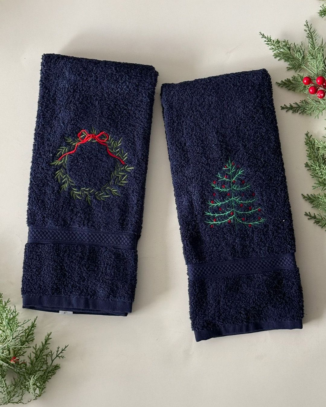 Toalla Prive Manos Azul Marino Bordado Navidad 2025 Toalla Prive Manos Azul Marino Bordado Navidad 2025