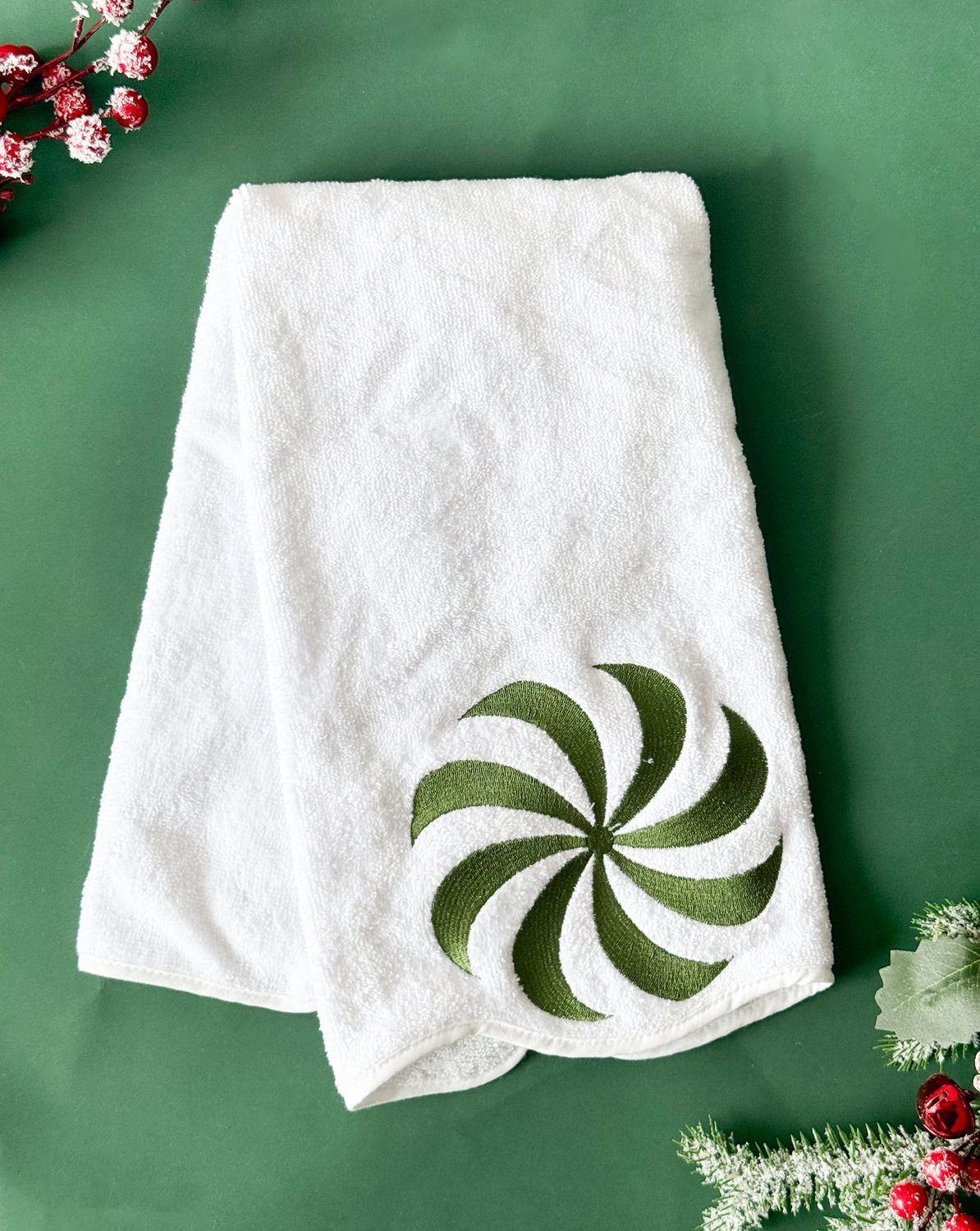 Toalla Stanley tundida Manos con bies blanco bordado Dulce Verde navideño Toalla Stanley tundida Manos con bies blanco bordado Dulce Verde navideño