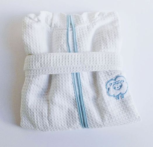 Batas Waffle Blanca Con Gorro y Bies  Celeste Bordado Oveja