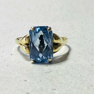 14 carat golden ring with aquamarine