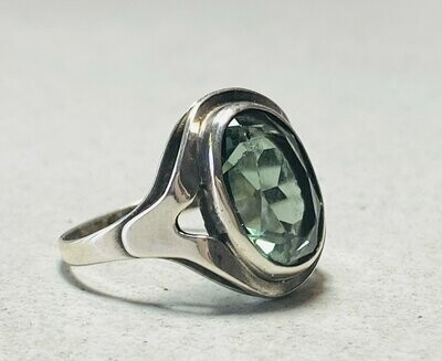 Art deco ring with green spinel