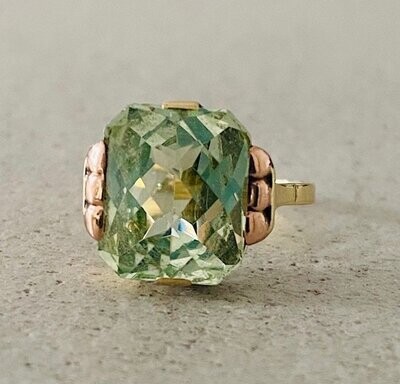 1930S ring with green spinel