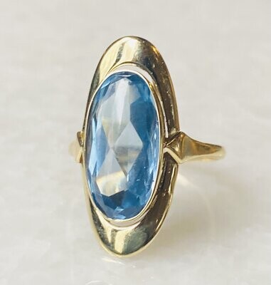 Ring with oval aquamarine