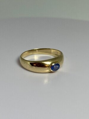 Vintage ring with blue sapphire