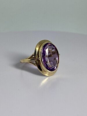 Golden ring with oval amethyst