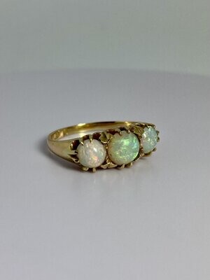 Ring with 3 opals