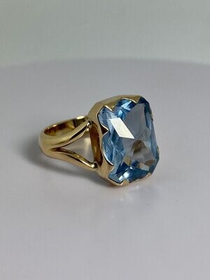 18 carat golden ring with aquamarine