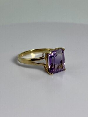 Golden ring with natural amethyst