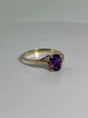 Golden ring with amethyst and diamonds