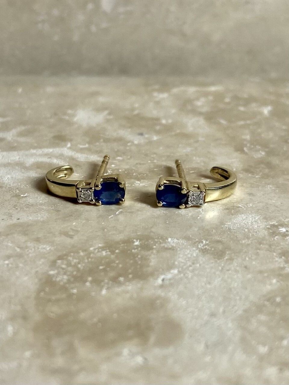 Golden earrings with blue sapphire