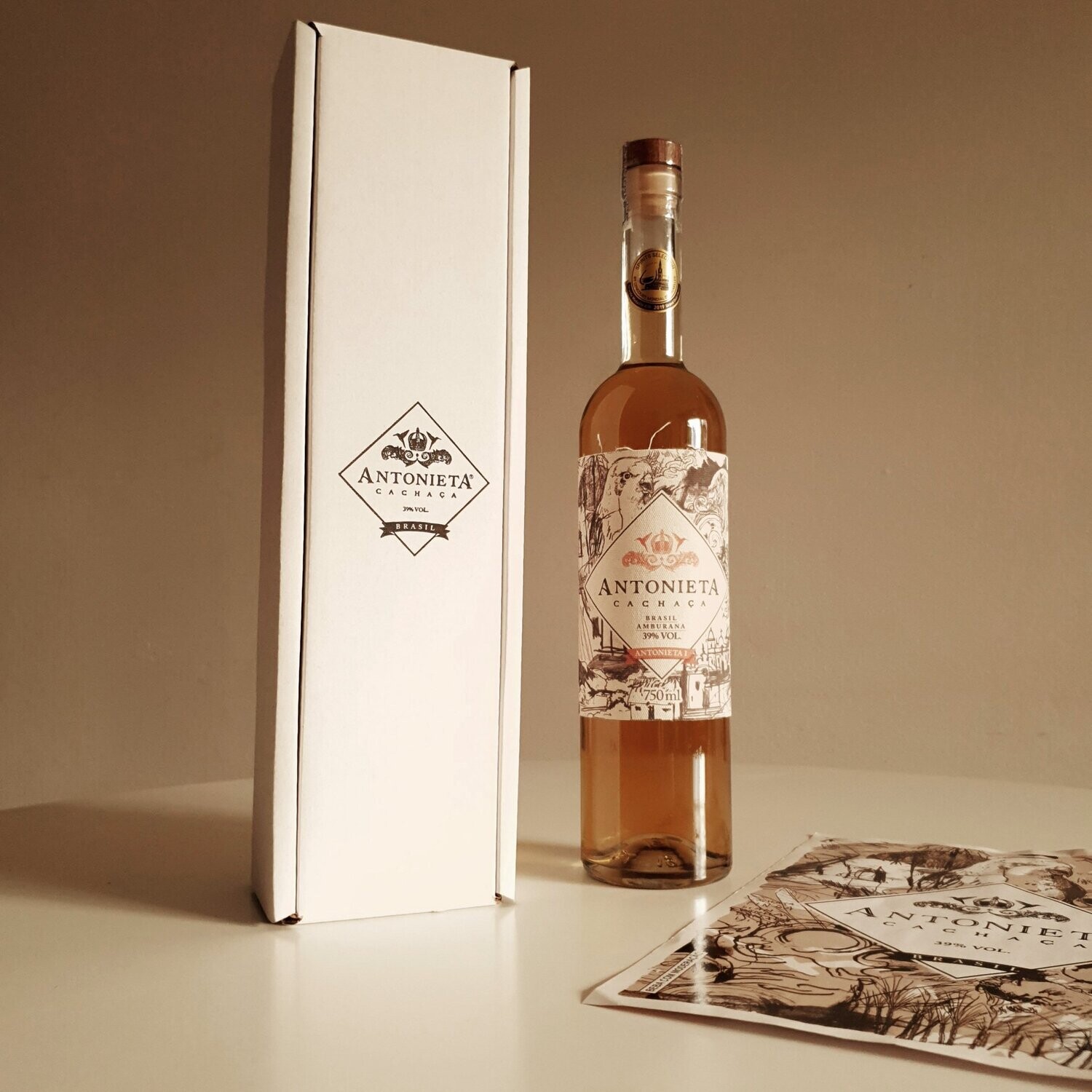 Box Unitário - Garrafa Antonieta Amburana 750ml + Pôster